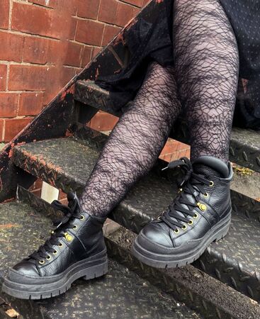 Стильные колготки с рисунком в виде сети паука